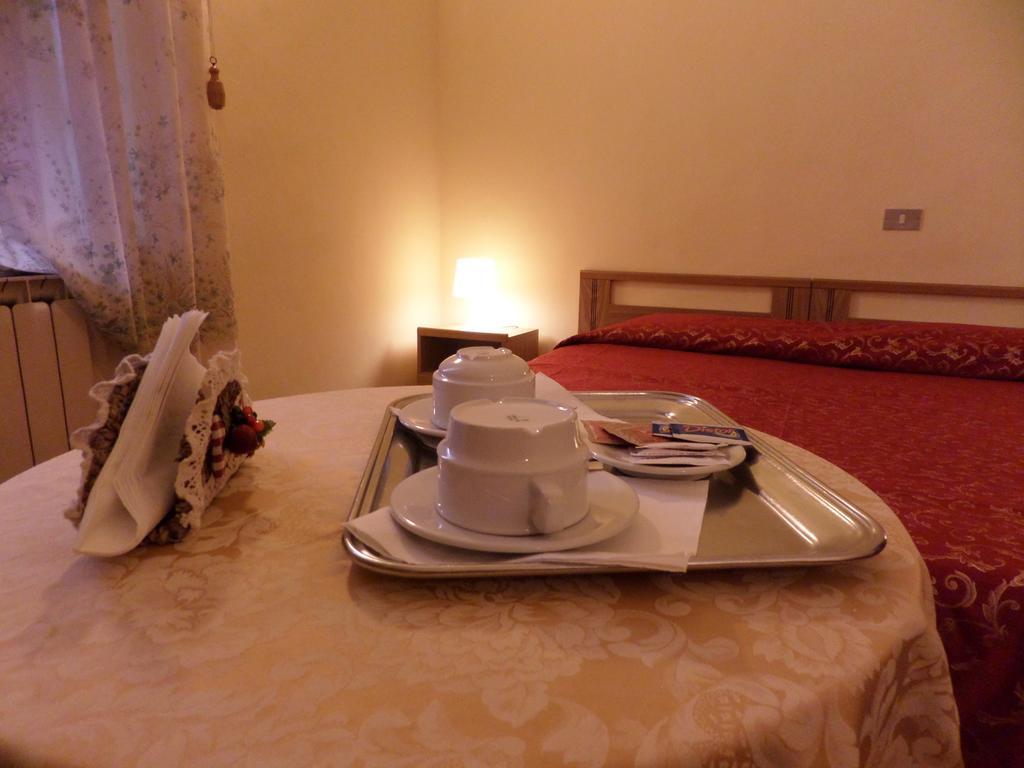 Hotel Delizia Genovese Монтекатини-Терме Номер фото
